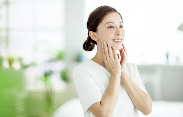 Mooie Jonge Aziatische Vrouw Met Schone Frisse Gezonde Huid — Stockfoto