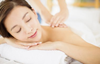 Rahatlamış genç bayan masaj salonunun keyfini çıkar.