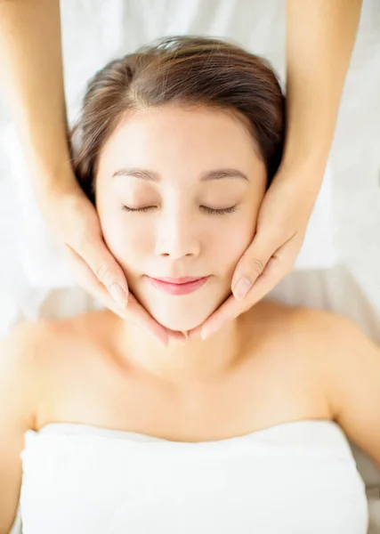 Relaxado Bela Jovem Mulher Desfrutar Massagem Salão Spa — Fotografia de Stock