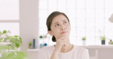 Şaşkın, genç bir kadın düşünüyor ve seçiyor.