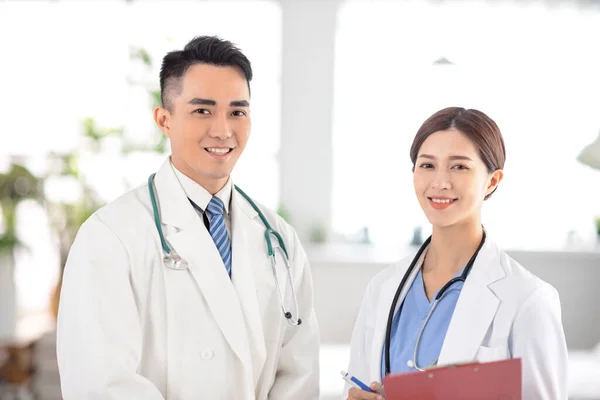 Two Doctors Smiling Standing Hospital — Stock Photo, Image