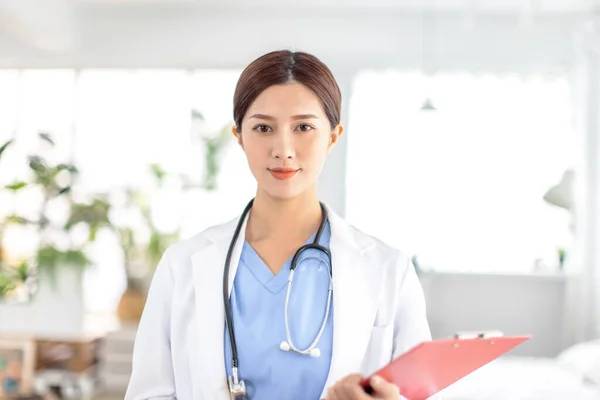 Confident Female Doctor Hospital — Stock Photo, Image