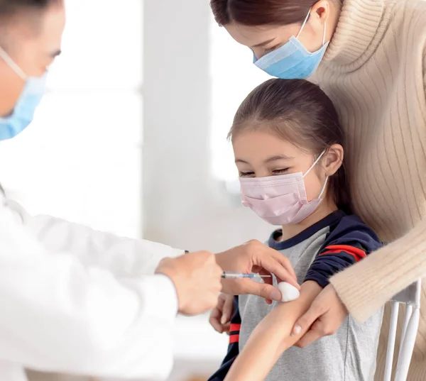 Doktor Vyšetřující Dítě Dávající Injekci Koncepce Očkování Proti Koronaviru Covid — Stock fotografie