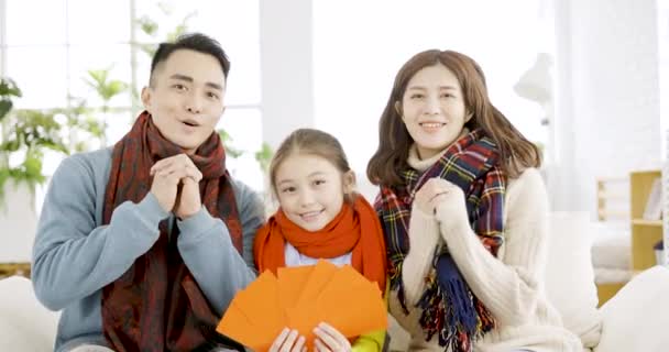 祝您新年快乐 亚洲家庭用祝贺的手势表示红包 — 图库视频影像