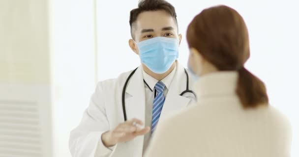 Medico Maschio Indossando Maschera Facciale Spiegando Diagnosi Paziente Femminile — Video Stock