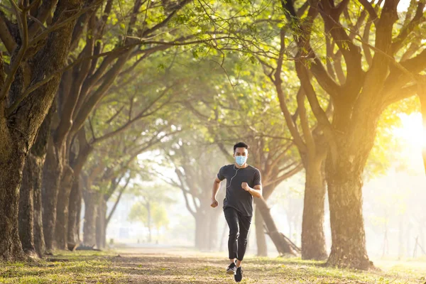 Löpare Bär Medicinsk Mask Och Kör Stadsparken — Stockfoto