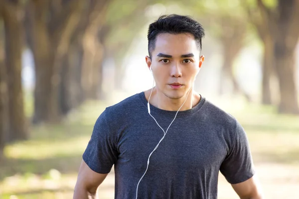 Beau Asiatique Jeune Homme Exerçant Dans Parc Matin — Photo