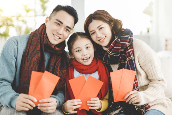 Feliz Ano Novo Chinês Asiático Família Mostrando Vermelho Envelope Para — Fotografia de Stock