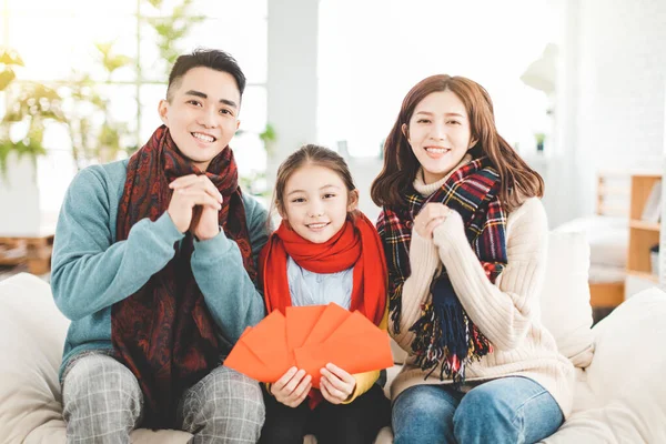 Felice Anno Nuovo Cinese Famiglia Asiatica Mostrando Gesto Congratulazione Casa — Foto Stock