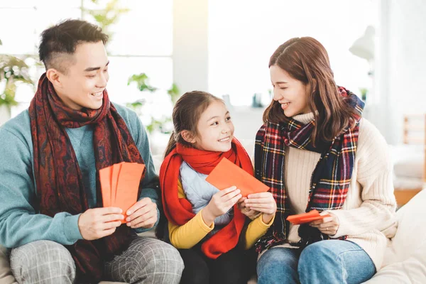 Mutlu Çin Yeni Yılı Asyalı Aile Evde Lucky Için Kırmızı — Stok fotoğraf
