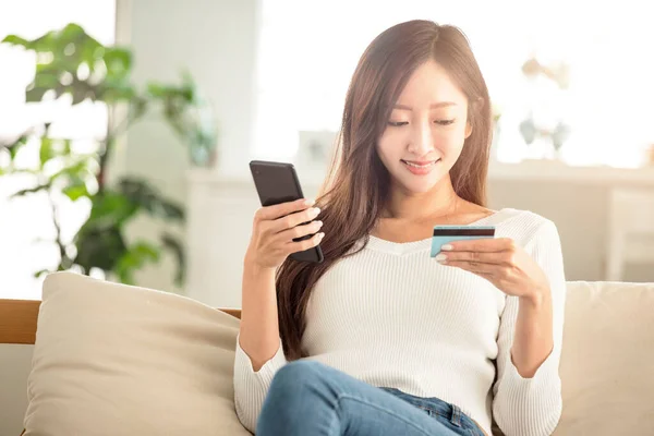 Mujer Joven Comprando Línea Con Tarjeta Crédito Teléfono Inteligente Sentado — Foto de Stock