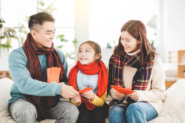 Feliz Año Nuevo Chino Asiático Familia Dando Rojo Sobre Para — Foto de Stock