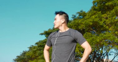 Yakın plan erkek koşucu sabah parkta koşuyor.