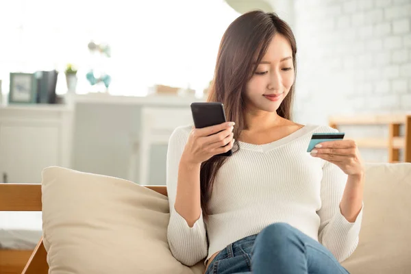 Mujer Joven Comprando Línea Con Tarjeta Crédito Teléfono Inteligente Sentado — Foto de Stock