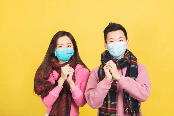 Glückliches Asiatisches Junges Paar Gesichtsmaske Und Feiert Für Chinesisches Neujahr — Stockfoto