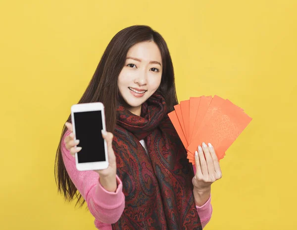 Ázsiai Bemutató Piros Boríték Mobiltelefon Képernyő Ünneplő Kínai Újév Koncepció — Stock Fotó