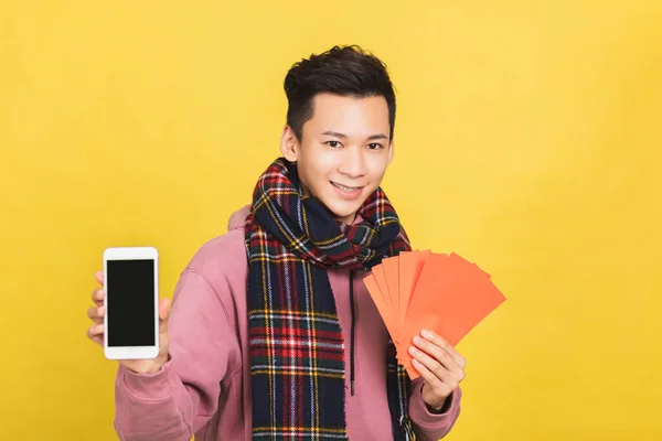 中国の旧正月のコンセプトを祝う赤い封筒と携帯電話の画面を示すアジア人男性 — ストック写真