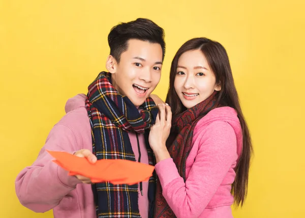 Feliz Casal Asiático Mostrando Envelope Vermelho Celebrando Ano Novo Chinês — Fotografia de Stock