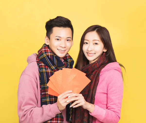Feliz Casal Asiático Mostrando Envelope Vermelho Celebrando Ano Novo Chinês — Fotografia de Stock