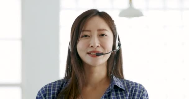 Femme Employé Parler Sur Appel Vidéo Avec Partenaire Affaires Maison — Video