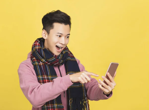 Gelukkig Jongeman Zoek Het Houden Van Mobiele Telefoon — Stockfoto