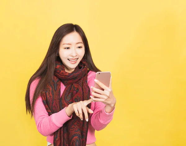 Счастливая Молодая Женщина Смотрит Держит Мобильный Телефон — стоковое фото