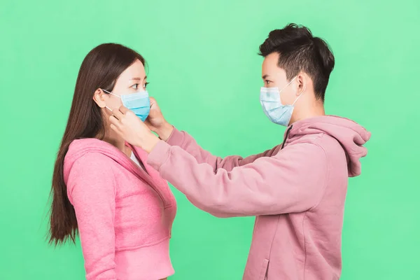 Jovem Casal Ajuda Usar Máscara Protetora — Fotografia de Stock