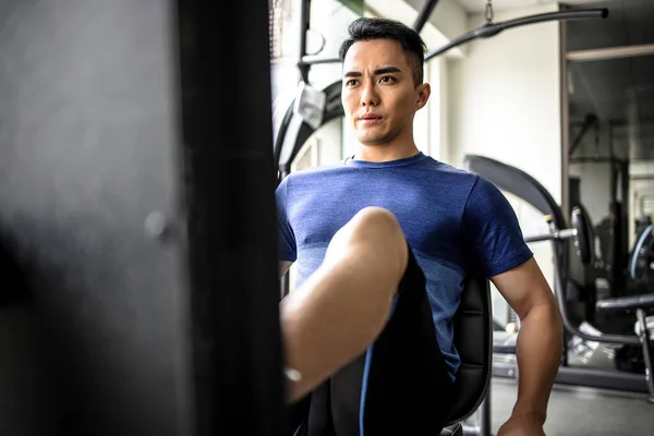 Asiático Joven Hombre Haciendo Pierna Presiona Gimnasio —  Fotos de Stock