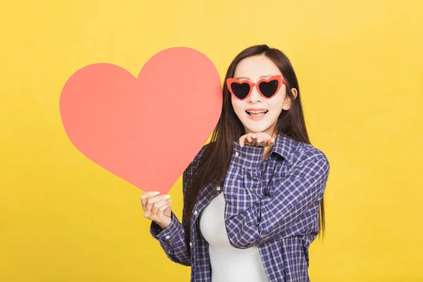 Joven Mujer Sosteniendo Manos Rojo Corazón Enviando Beso —  Fotos de Stock