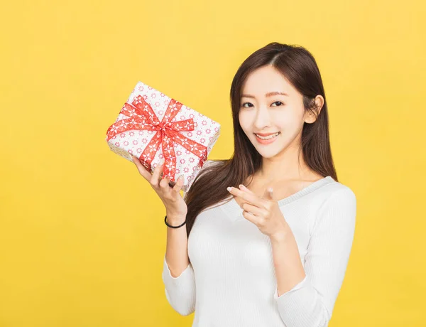 Счастливая Молодая Женщина Подарочной Коробке — стоковое фото
