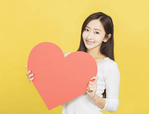 Bela Jovem Mulher Segurando Valentim Dia Sinal Coração Vermelho — Fotografia de Stock