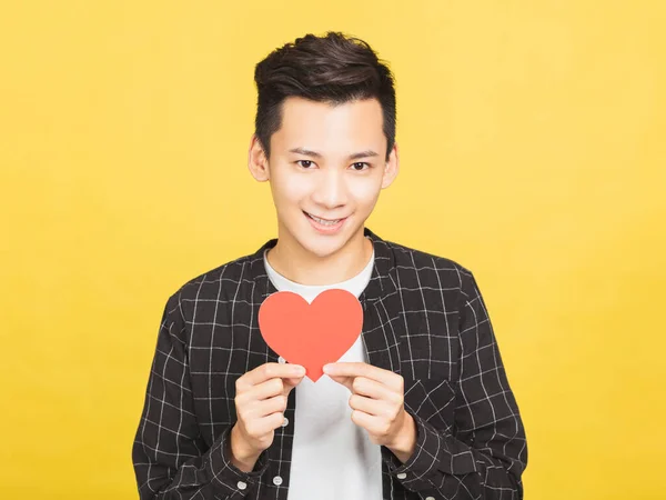 Vzrušený Mladý Muž Drží Valentines Den Červené Srdce Znamení — Stock fotografie