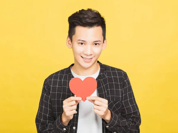 Joven Emocionado Sosteniendo San Valentín Signo Corazón Rojo — Foto de Stock