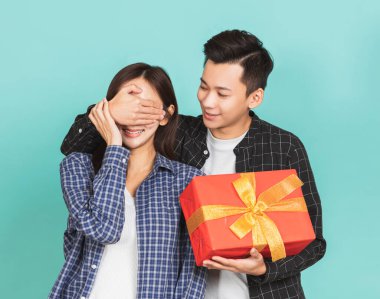 Genç bir adam güzel bir kadına hediye veriyor.