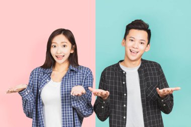 Genç Asyalı çiftin kafası karışmış bakışları ve omuz silkiyor. 