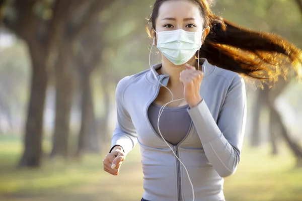 Mujer Joven Máscara Facial Corriendo Parque — Foto de Stock