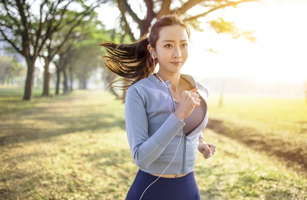 Mujer Joven Corriendo Parque Por Mañana — Foto de Stock