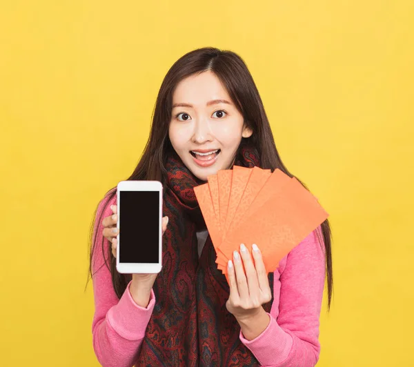 Asiatisk Kvinna Visar Röda Kuvert Och Mobiltelefon Skärm Firar Kinesisk — Stockfoto