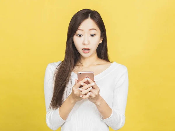 Impactado Joven Mujer Mirando Teléfono Móvil —  Fotos de Stock