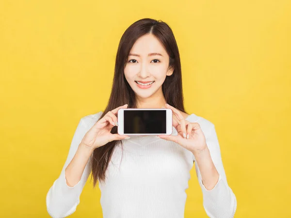 Uśmiechnięta Młoda Kobieta Trzyma Smartfona Pokazuje Pusty Ekran — Zdjęcie stockowe