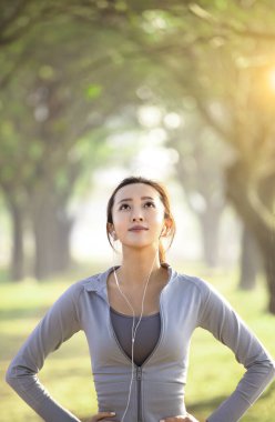 Genç bayan koşucu çok koştuktan sonra dinleniyor.