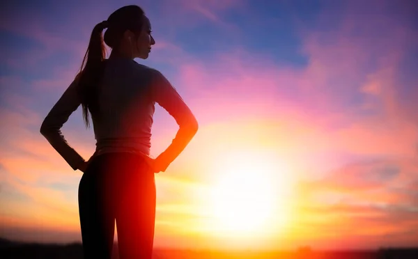 Silhueta Jovem Mulher Esportiva Assistindo Pôr Sol Fundo — Fotografia de Stock