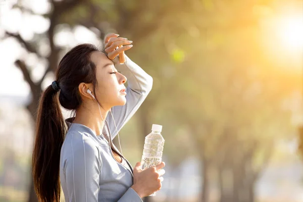 Mujer Joven Bebiendo Agua Después Correr —  Fotos de Stock