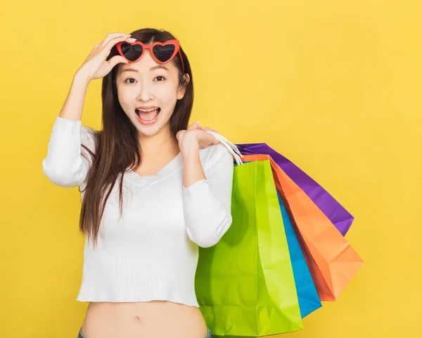 Glad Vacker Ung Kvinna Med Shoppingväskor — Stockfoto
