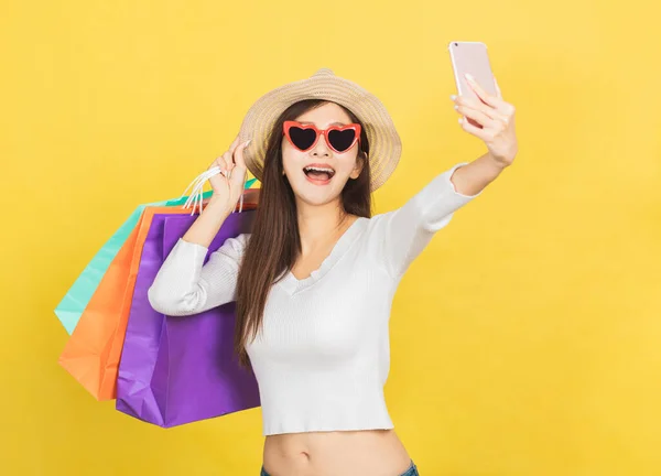 Mujer Joven Feliz Sosteniendo Bolsas Compras Viendo Teléfono Móvil —  Fotos de Stock