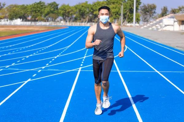 Hombre Con Máscara Médica Corriendo Pista —  Fotos de Stock