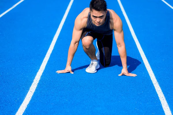 Aziatische Man Atleet Race Track Klaar Lopen — Stockfoto