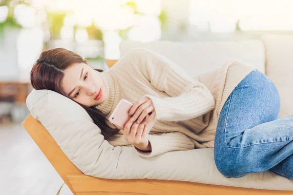 Genç Bir Kadın Evinde Kanepede Dinleniyor Cep Telefonunu Izliyor — Stok fotoğraf