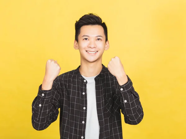 Feliz Joven Asiático Hombre Levantando Los Puños Haciendo Gesto — Foto de Stock