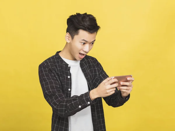 Sorprendido Joven Hombre Leyendo Mensaje Teléfono Inteligente —  Fotos de Stock